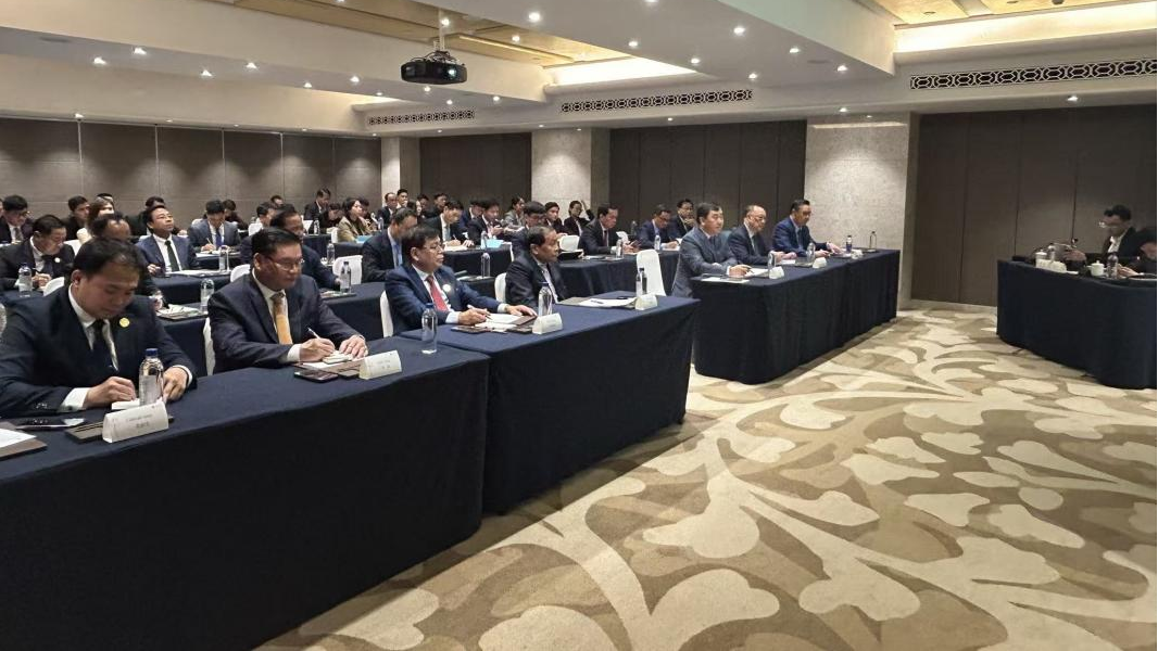 柬埔寨人民党高级干部考察团访问福建