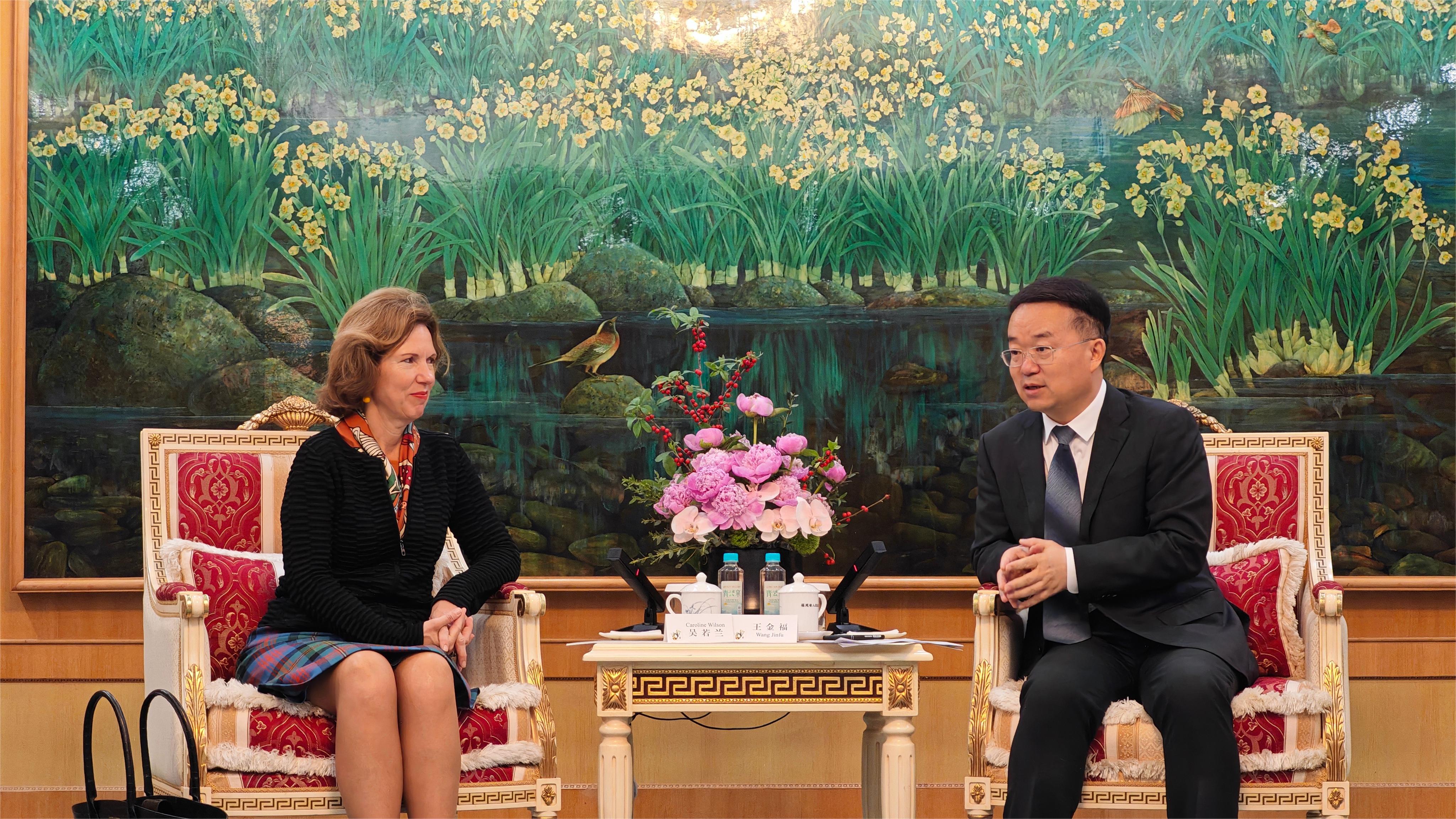 省领导会见英国驻华大使吴若兰